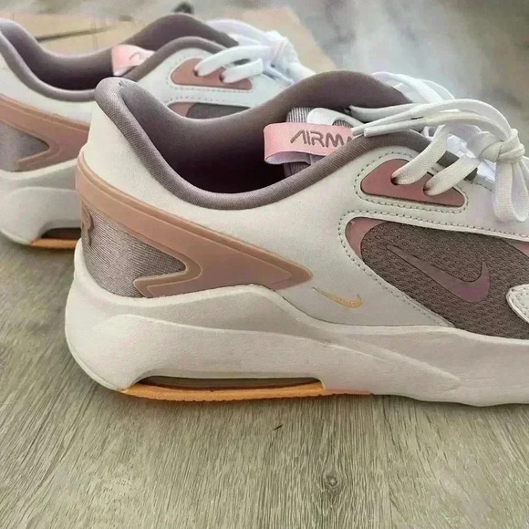 NIKE Air Max Bolt Size 6Y (8) - Picture 11 of 15